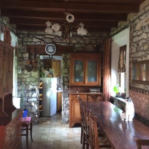 kuchnia z drewnianym stołem i lodówką w obiekcie Casa del Sole Borgo Prediera 