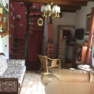 - un salon avec un canapé, des chaises et un lustre dans l'établissement Casa del Sole Borgo Prediera, 