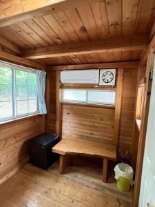 那須塩原市にあるNasu Takahara Auto Campsite - Vacation STAY 42066vの小さな家のベンチ付きの小さな部屋