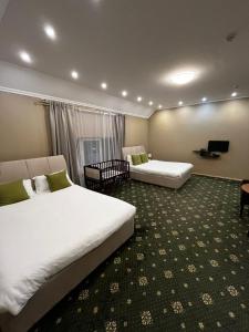 Talghar的住宿－AlmaPort，酒店客房设有两张床和电视。