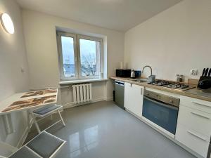 a kitchen with a sink and a stove top oven at Apartament Stadion - duży apartament blisko Stadionu Narodowego w Warszawie. in Warsaw