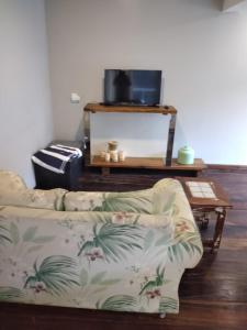 a living room with a couch and a table at Loft em Caldas da Imperatriz - SC in Santo Amaro da Imperatriz