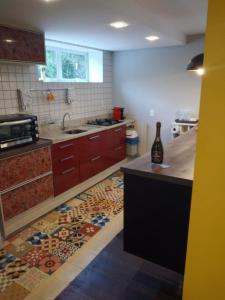 a kitchen with a tile floor with a counter top at Loft em Caldas da Imperatriz - SC in Santo Amaro da Imperatriz