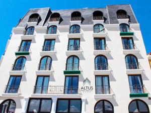 Altus Express Hotel في لاباز: مبنى أبيض به نوافذ وشرفات