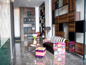 a living room with a couch and a table at Altus Express Hotel in La Paz