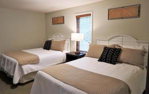 a bedroom with two beds and a window at Bay Colony 761 - Lower in Nisswa