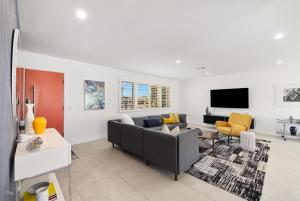 un salon avec un canapé et une télévision dans l'établissement Casa del Sol- Casita, Pool & Spa, à Palm Springs