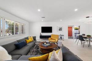 un salon avec un canapé et une table dans l'établissement Casa del Sol- Casita, Pool & Spa, à Palm Springs