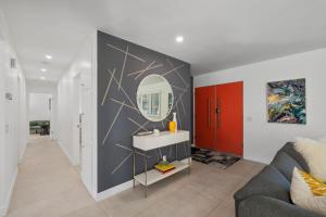 - un salon avec un miroir mural dans l'établissement Casa del Sol- Casita, Pool & Spa, à Palm Springs