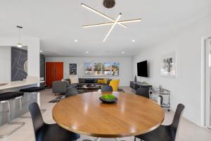 - une salle à manger et un salon avec une table en bois dans l'établissement Casa del Sol- Casita, Pool & Spa, à Palm Springs 39 autres photos