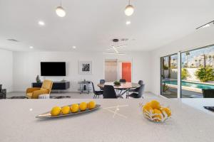 TV a/nebo společenská místnost v ubytování Casa del Sol- Casita, Pool & Spa