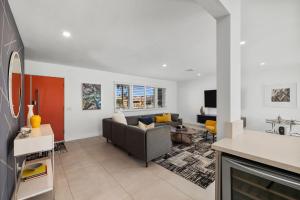 un salon avec un canapé et une cheminée dans l'établissement Casa del Sol- Casita, Pool & Spa, à Palm Springs