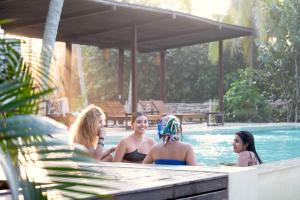um grupo de mulheres sentadas numa piscina em Bohemia Beach Tayrona em Guachaca