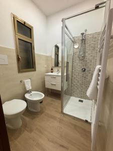 La salle de bains est pourvue d'une douche, de toilettes et d'un lavabo. dans l'établissement Casa Centamore, à Biancavilla