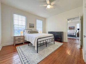 Schlafzimmer mit einem Bett und einem Deckenventilator in der Unterkunft New Comfy Bungalow on Washington-Dedicated Office in Waco
