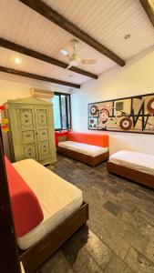 Zimmer mit 3 Betten und Wandgemälde in der Unterkunft Villa Luxury nel Bosco in Castelbuono