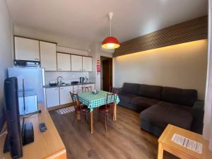 ein Wohnzimmer mit einem Sofa und einem Tisch in der Unterkunft Apartamentos São João in Horta