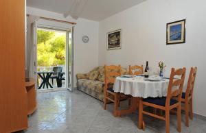 ein Wohnzimmer mit einem Tisch und einem Sofa in der Unterkunft Apartment Mariner in Sutivan