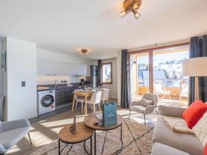 a living room with a couch and a table at Bel appartement près des pistes, WiFi, animaux admis, parking - FR-1-645-46 in LʼHuez