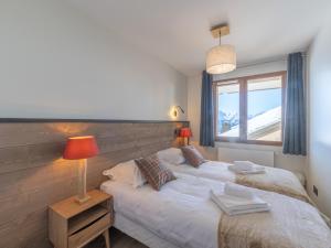 a bedroom with two beds and a window at Bel appartement près des pistes, WiFi, animaux admis, parking - FR-1-645-46 in LʼHuez