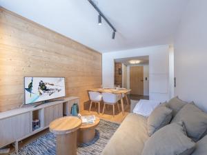 a living room with a couch and a table at Charmant appt de 41m² au cœur du Vieil Alpe, proche pistes, idéal pour 4 pers, tout confort, WiFi inclus - FR-1-645-67 in LʼHuez