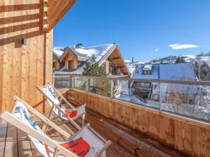 two chairs on the balcony of a house at Bel appartement près des pistes, WiFi, animaux admis, parking - FR-1-645-46 in LʼHuez