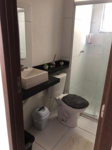 uma casa de banho com um WC, um lavatório e um chuveiro em Apartamento, 2 quartos com piscina em Paulista