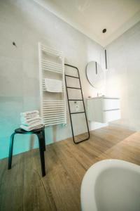 baño con lavabo, mesa y espejo en Run House 07 Rooms & Apartments, en Cassano delle Murge