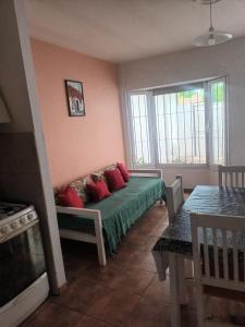 sala de estar con sofá y almohadas rojas en Departamento céntrico en San Rafael