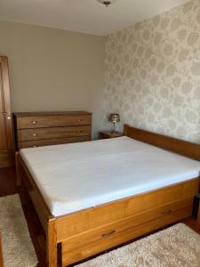 um quarto com uma cama e uma cómoda em Perfect Relax em Budapeste
