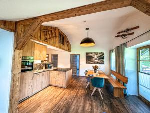 uma cozinha com uma mesa de madeira e uma sala de jantar em Ferienwohnungen Gastager Hof em Ruhpolding