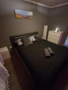 um quarto com uma cama com dois chinelos em Apartament przy dworcu w Sanoku em Sanok