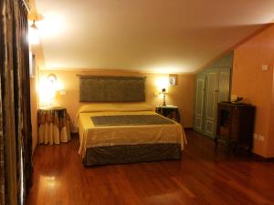 um quarto com uma cama grande e piso em madeira em B&B Antegiano em Belforte del Chienti