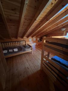 Habitación grande con 2 literas en una cabaña en Superbe chalet 12 personnes vue imprenable 2nuits min, en Anzère