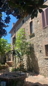 ein Steingebäude mit einem Tor davor in der Unterkunft Il Casale in Marano Marchesato