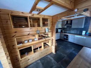Cucina o angolo cottura di Superbe chalet 12 personnes vue imprenable 2nuits min