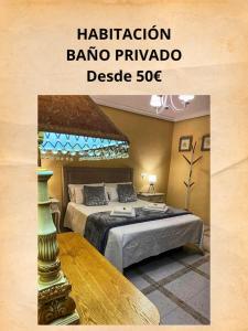 plakat z sypialnią z 2 łóżkami i stołem w obiekcie Casa de Huéspedes Vecinodecerbantes w mieście Alcalá de Henares