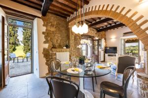 cocina y comedor con mesa y sillas en Villa Cantucci, en Volterra