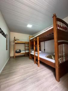 1 dormitorio con 2 literas y techo en Social Hostel Café e Bar, en Curitiba