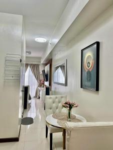 sala de estar con mesa y sofá en Angels Nest in Camella Northpoint Condominium Studio & 2 bedrooms Unit en Dávao