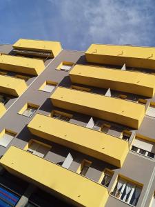 un edificio con balconi gialli sul lato di Appartamento Galvani a Pordenone