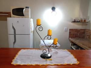 un candelabro con dos velas sobre una mesa en Chalé da Flor, en Visconde De Maua