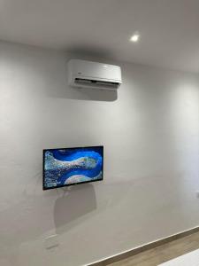 TV a/nebo společenská místnost v ubytování Elite Inn