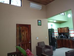 sala de estar con puerta y cocina en Guapinol Lodge, 