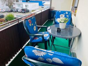 2 chaises et une table sur un balcon dans l'établissement Ferienwohnung Fera, 