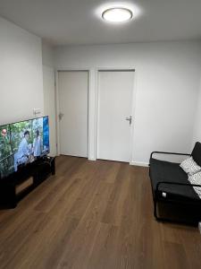 an empty living room with a flat screen tv at The Hague Heritage in The Hague