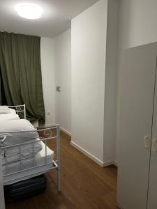um quarto de hospital com uma cama e um armário em The Hague Heritage em Haia