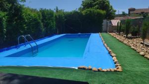 - une piscine dans une cour avec gazon dans l'établissement Casa Juan, à Santa Olaja de Eslonza