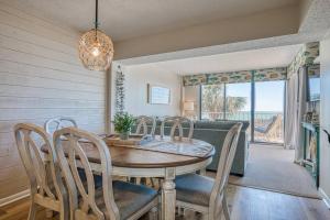 comedor con mesa de madera y sillas en Oceanfront Oasis: Endless Ocean Views & Luxury Amenities Minutes to Attractions en Myrtle Beach