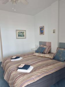 1 dormitorio con 1 cama grande y toallas. en One bedroom 7th floor apartment with amazing views, en Fuengirola